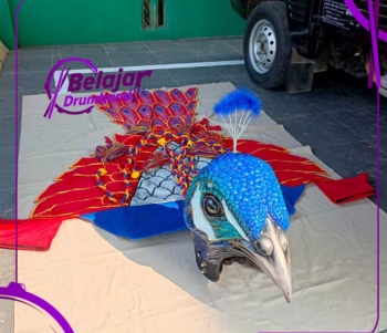 Maskot Kepala Merak Merah