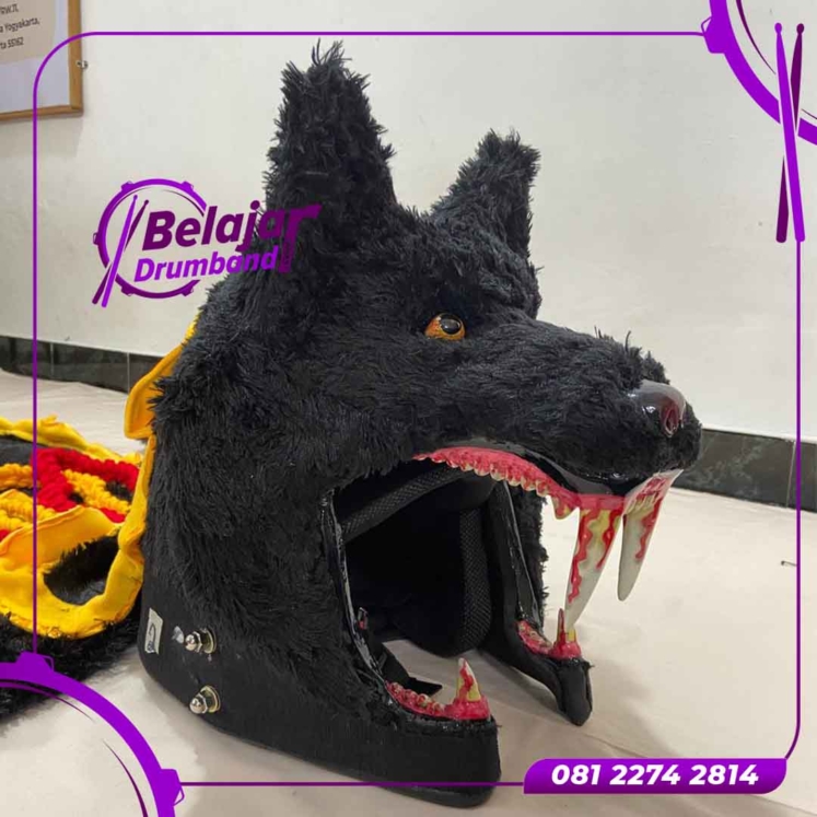 Maskot Serigala Hitam Identitas Kuat untuk Tim Drumband